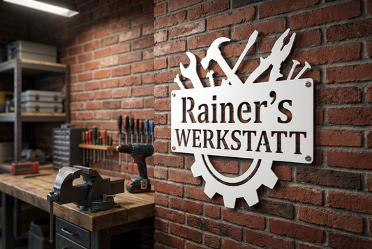 Werkstattschild weiß pulverbeschichtet an einer Backsteinwand, personalisierbar mit Wunschtext