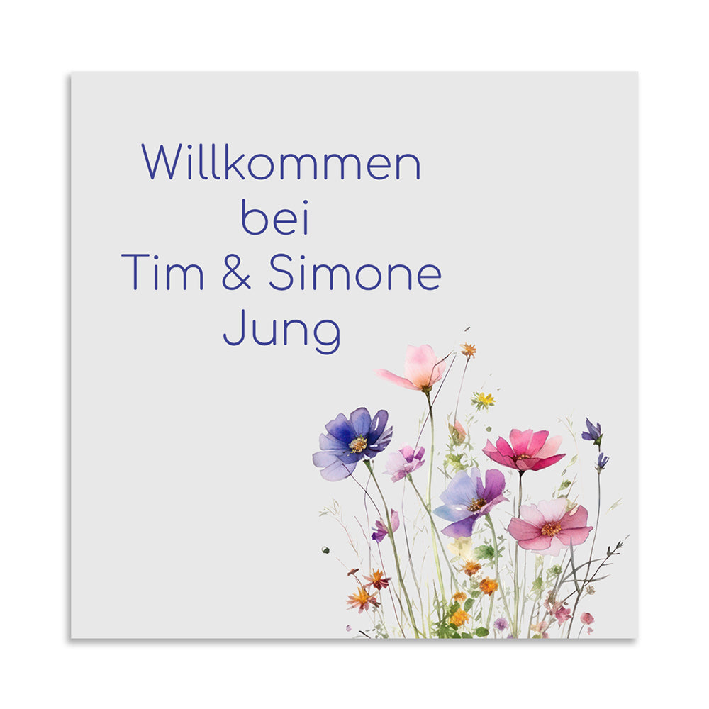 Quadratisches Willkommensschild aus weiß pulverbeschichtetem Edelstahl in 10 x 10 cm mit floraler Aquarell-Illustration und dem personalisierten Text „Willkommen bei Tim & Simone Jung“ – ideale Tür- oder Wandschild-Deko für den Eingangsbereich.
