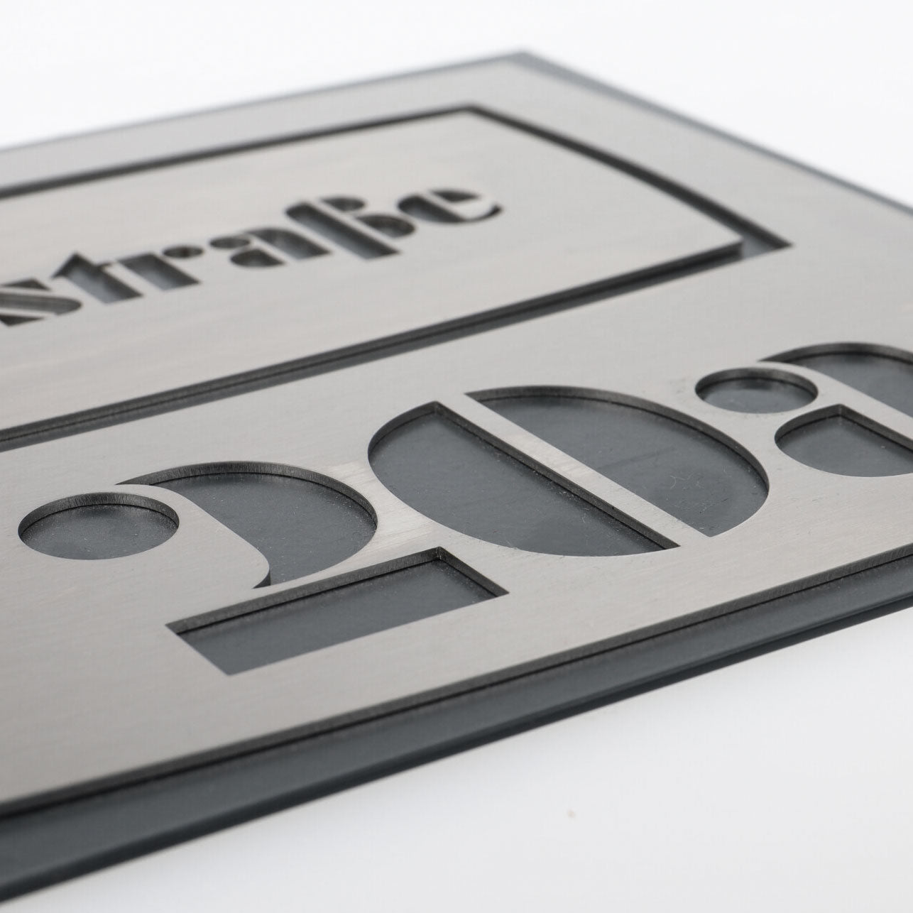 Edelstahl / Acryl Hausnummernschild 20×20 cm Straßenname / Hausnummer ausgelasert