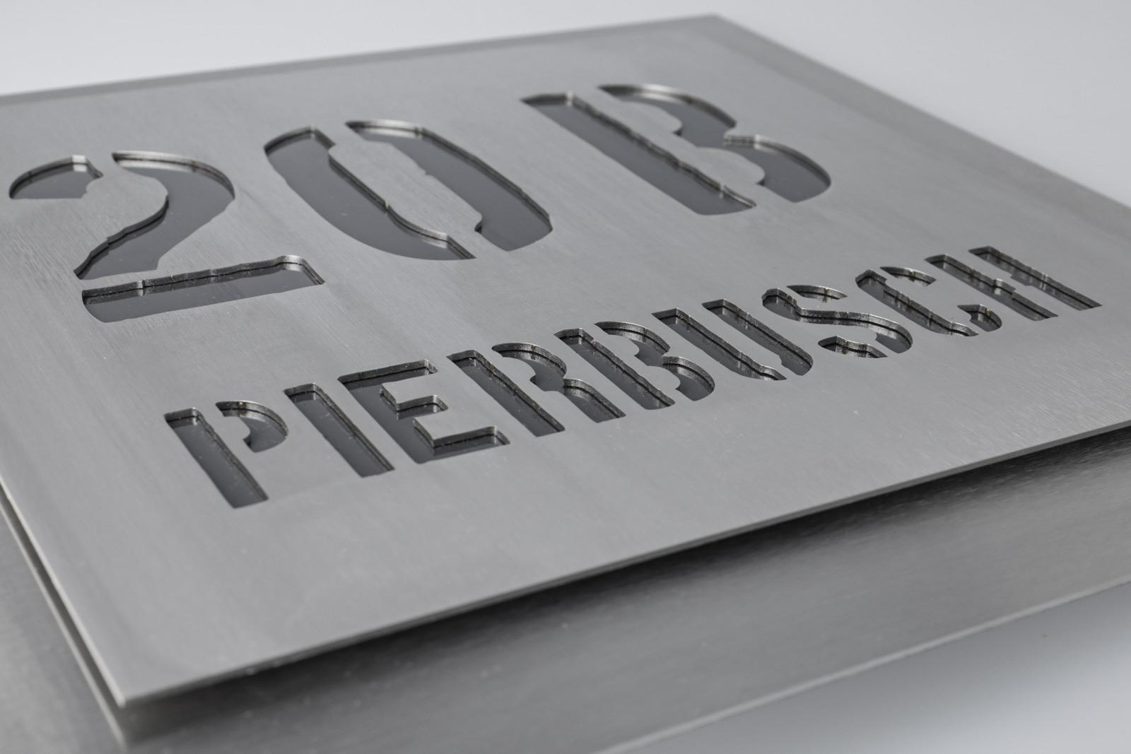 Edelstahl Hausnummernschild 30×30 cm Hausnummer und Straßenname ausgelasert